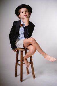 fotografia infantil en estudio niña sentada en taburete fondo neutro madrid