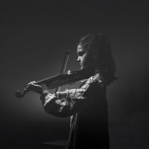 fotografia infantil en estudio niño posando fondo oscuro madrid
