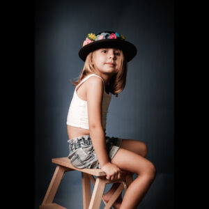 retrato infantil en estudio niña sentada con sombrero fotografia infantil madrid
