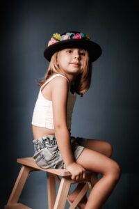 retrato infantil en estudio niña sentada con sombrero fotografia infantil madrid