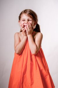 retrato infantil en estudio niña expresiva fondo claro fotografia infantil madrid