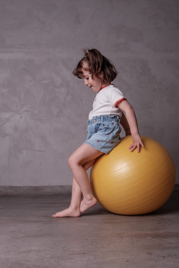 fotografía infantil en Alcorcón de dos hermanos jugando en estudio
sesión de fotografía infantil en Alcorcón con hermanos