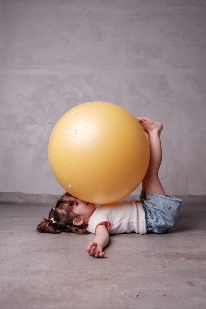 niña sonriendo durante una sesión de fotografía infantil en Alcorcón