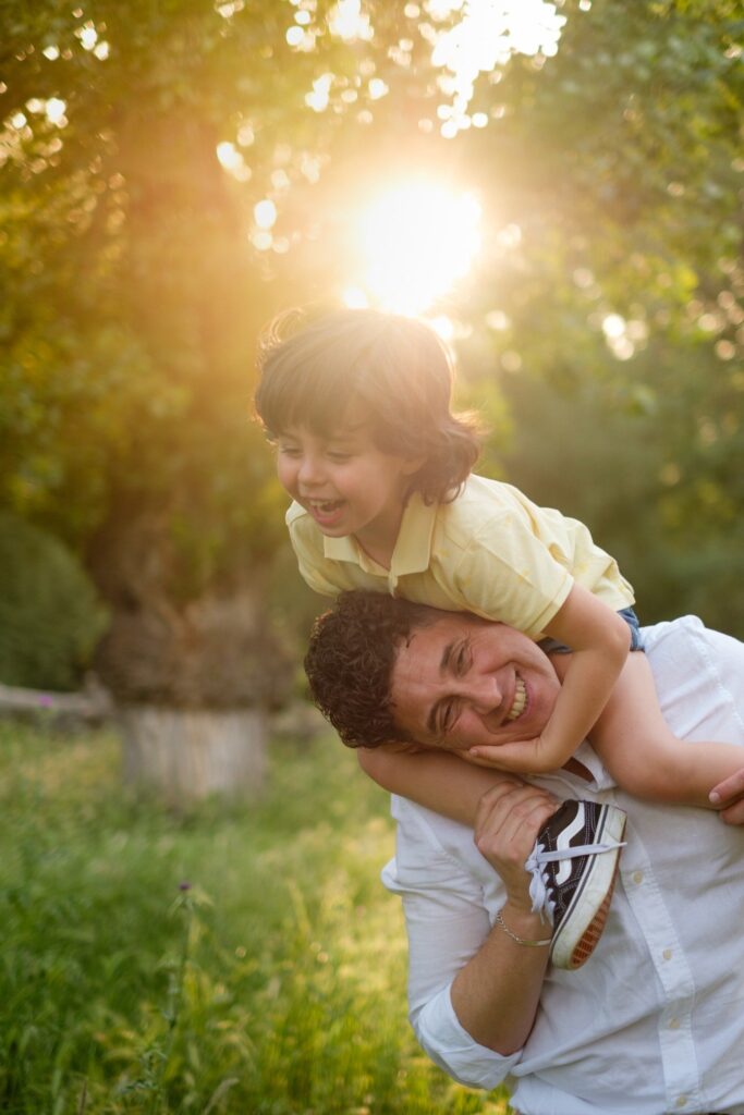 Niño sobre los hombros de su padre