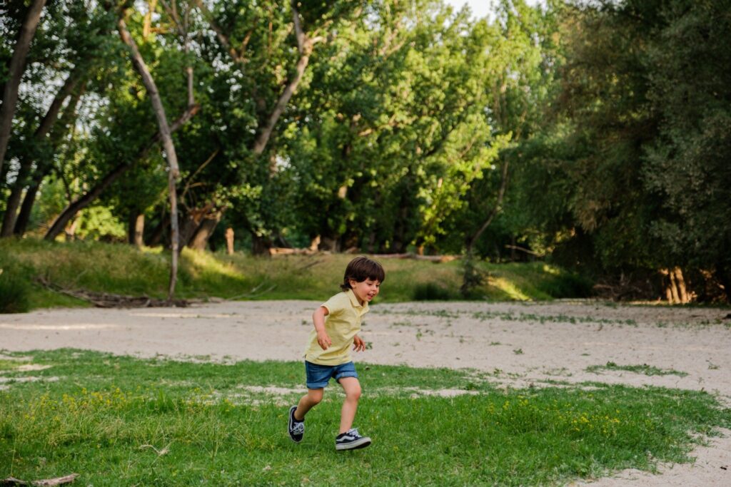 Niño jugando con arena durante una sesión infantil
