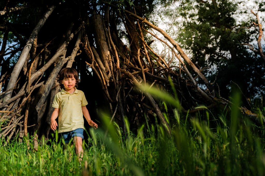 Niño corriendo por la naturaleza