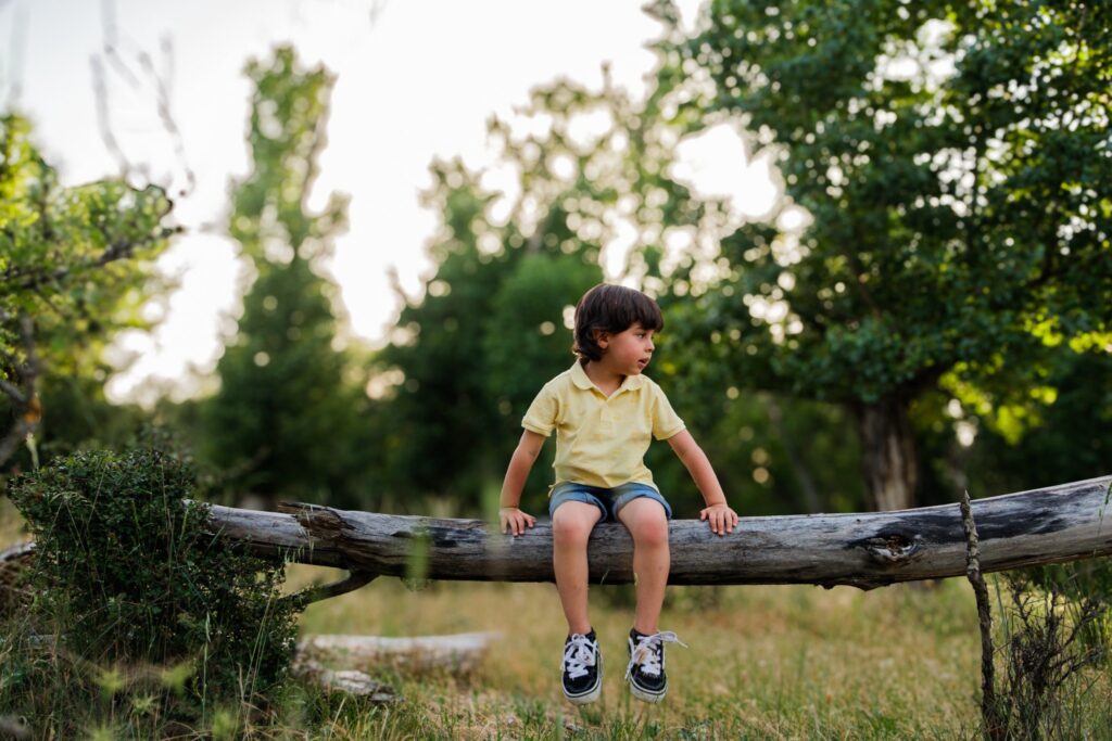 Niño jugando junto al río en Alcorcón
