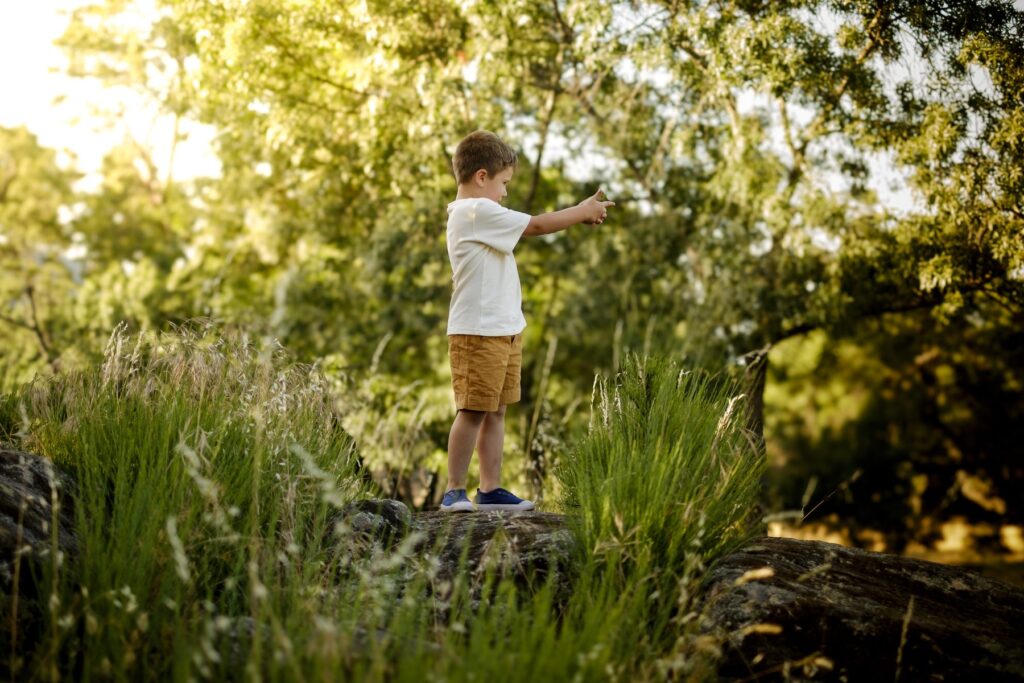 Sesión de fotos infantil en la naturaleza llena de risas