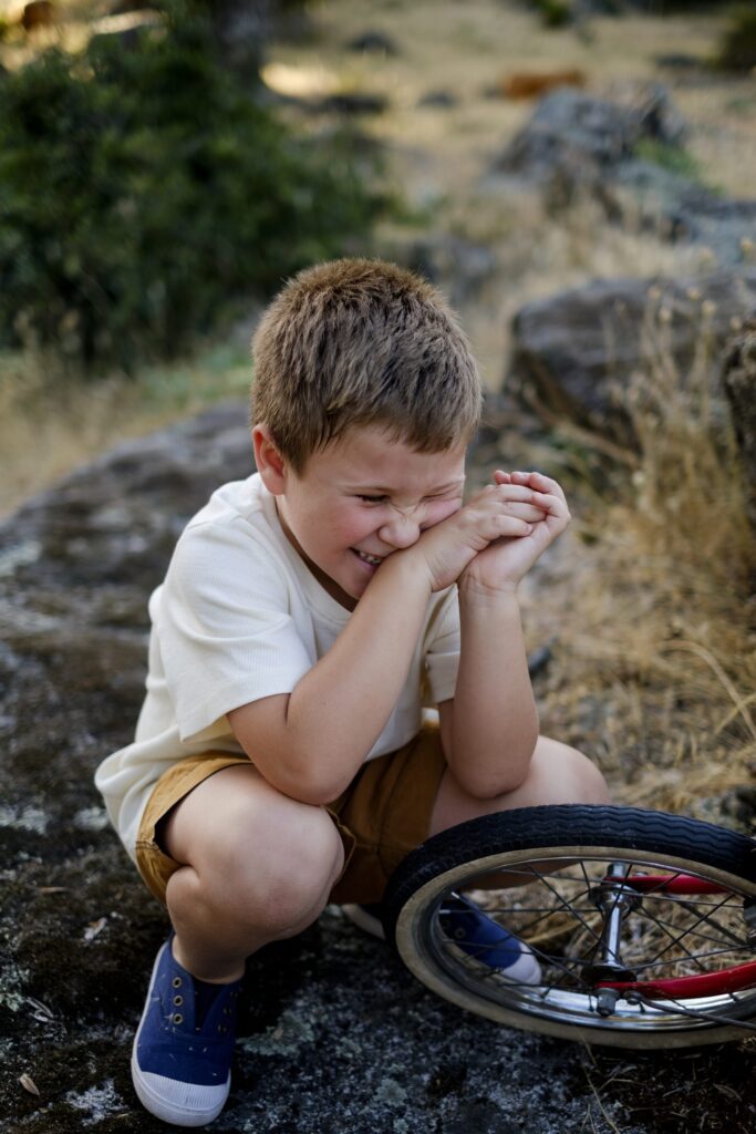 Niño explorando el campo durante un reportaje infantil
