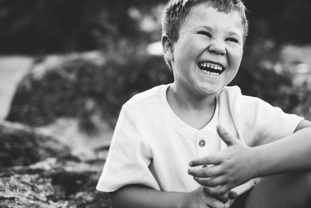 Retrato infantil natural entre la vegetación