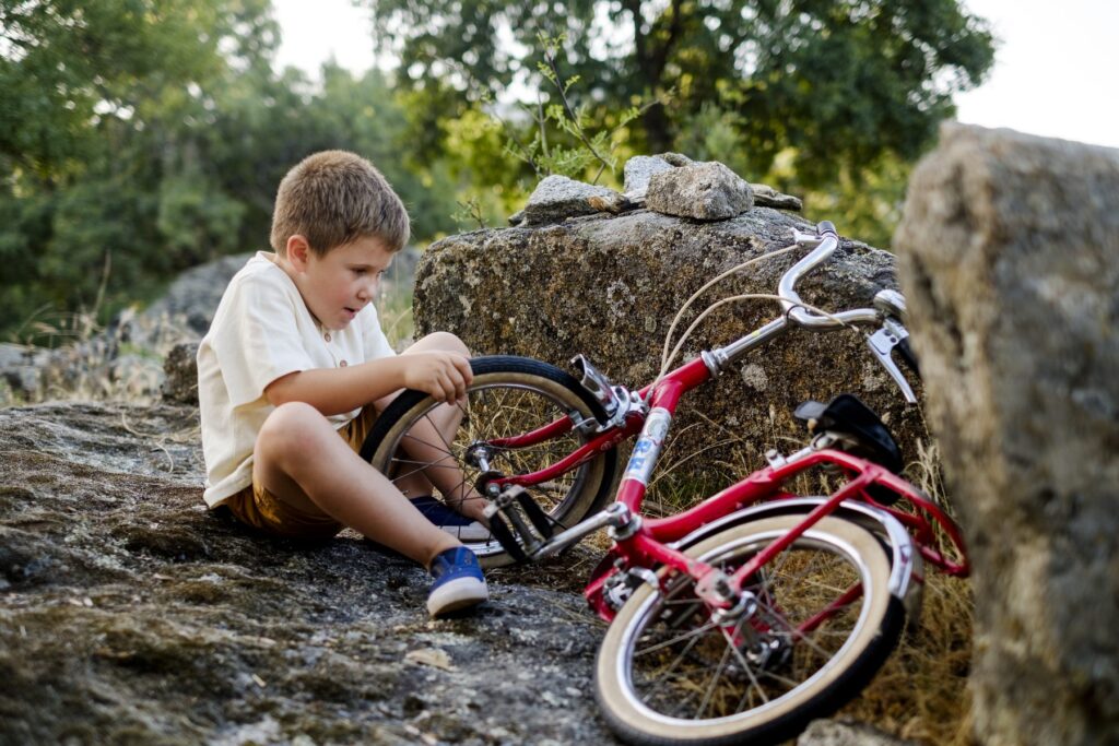 Niño jugando libremente en una sesión de fotos en el campo