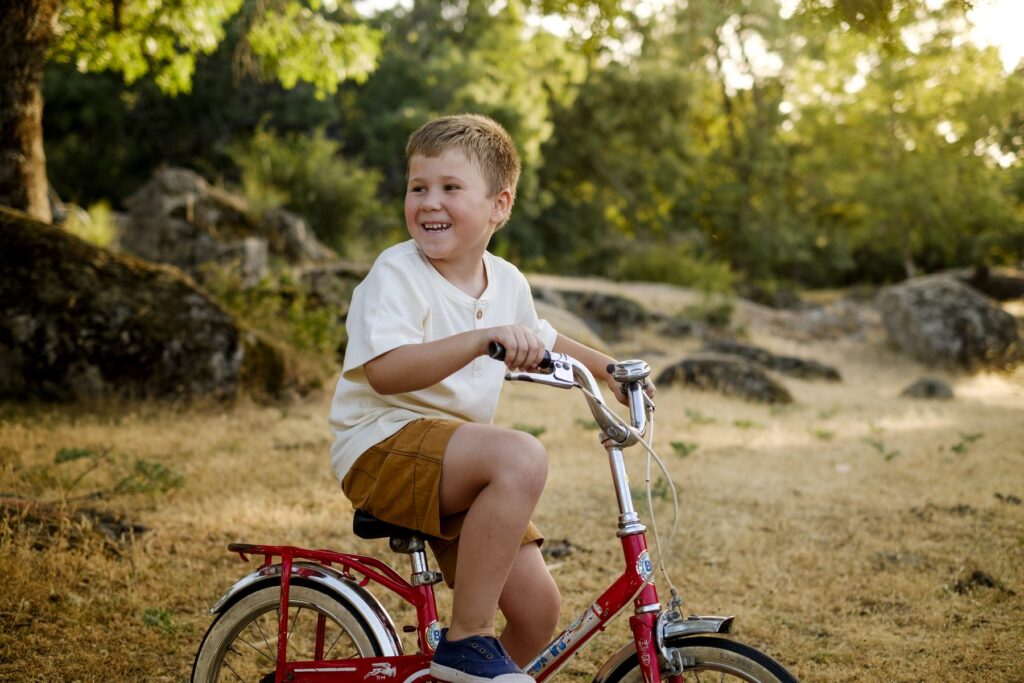 Reportaje infantil en la naturaleza con momentos espontáneos
