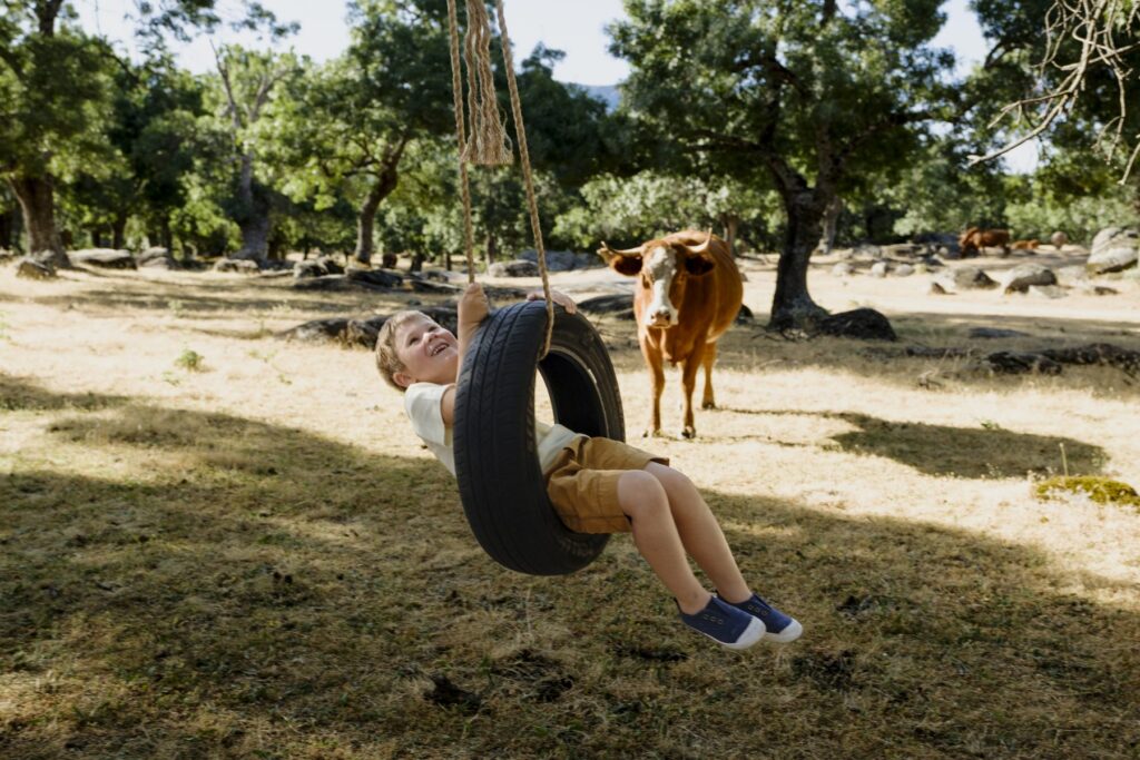 Niño riendo durante un reportaje infantil en la naturaleza