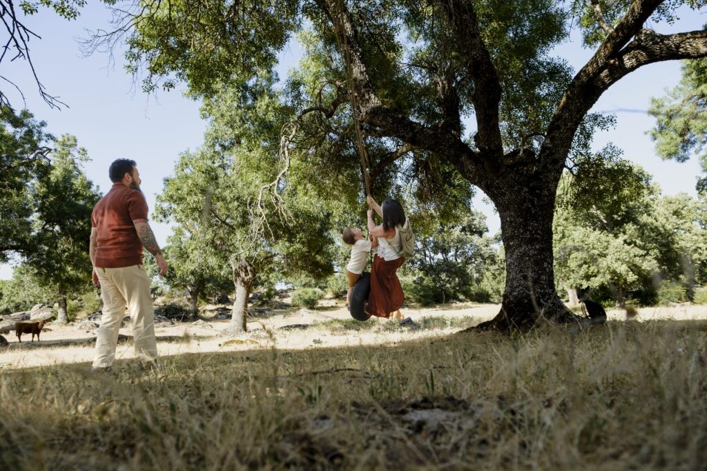 Reportaje infantil en la naturaleza con juegos al aire libre