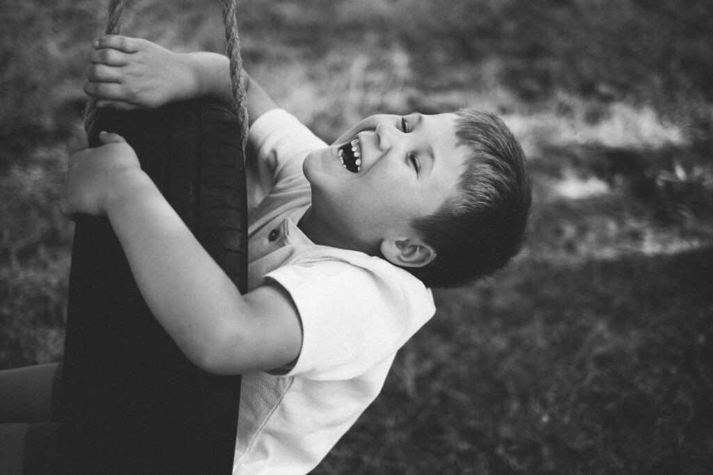 Fotografía infantil natural entre árboles y praderas
