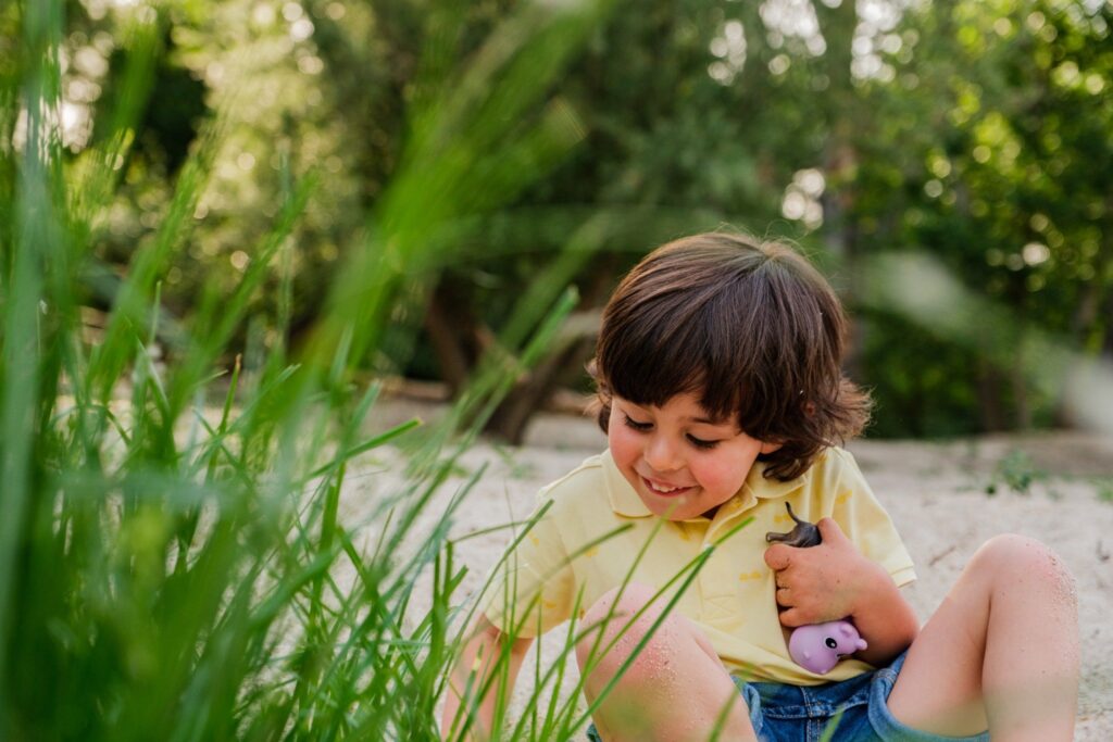 Fotografía infantil en Alcorcón explorando la naturaleza