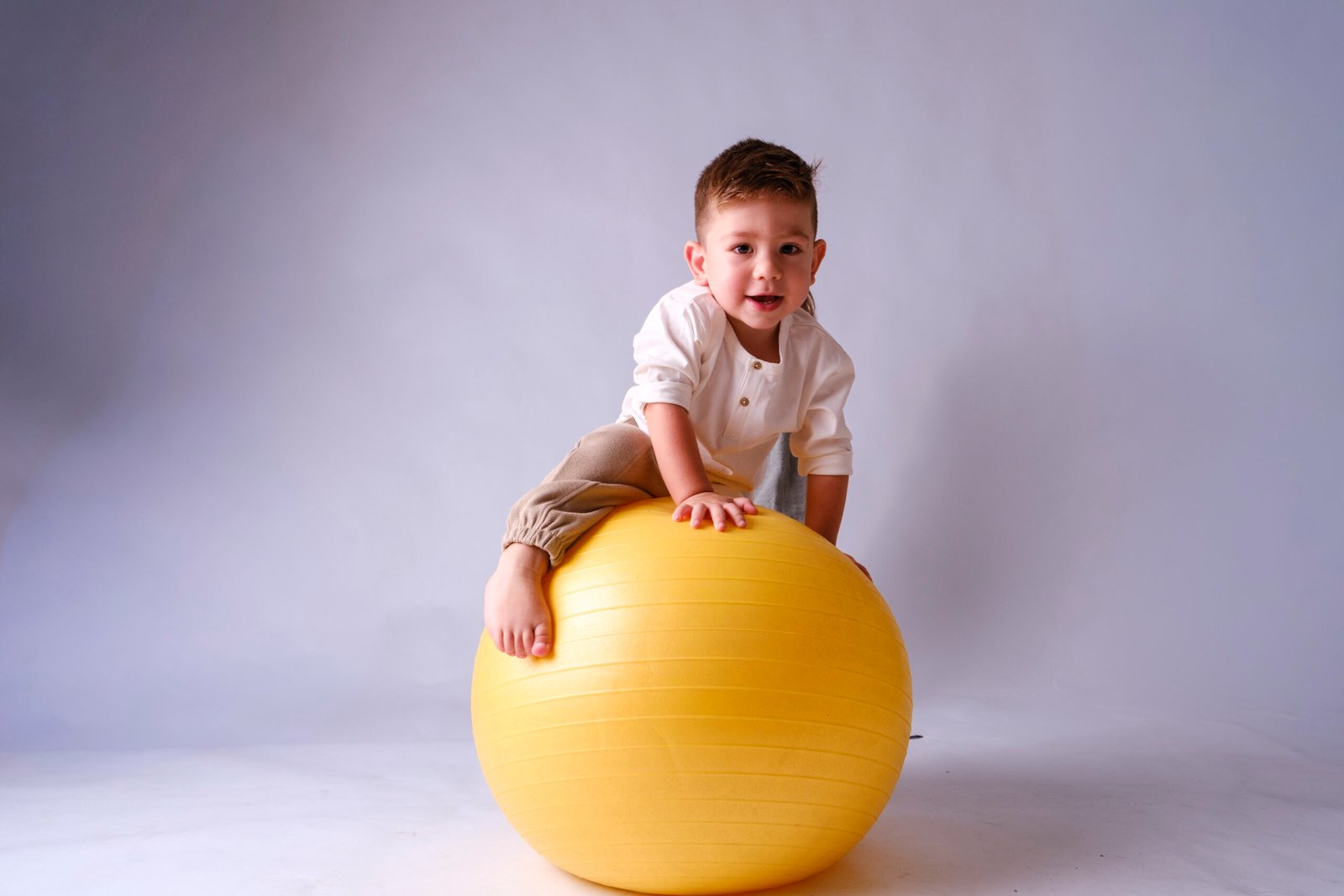 Ariana y Thiago durante su sesión de fotografía en estudio · imagen 1