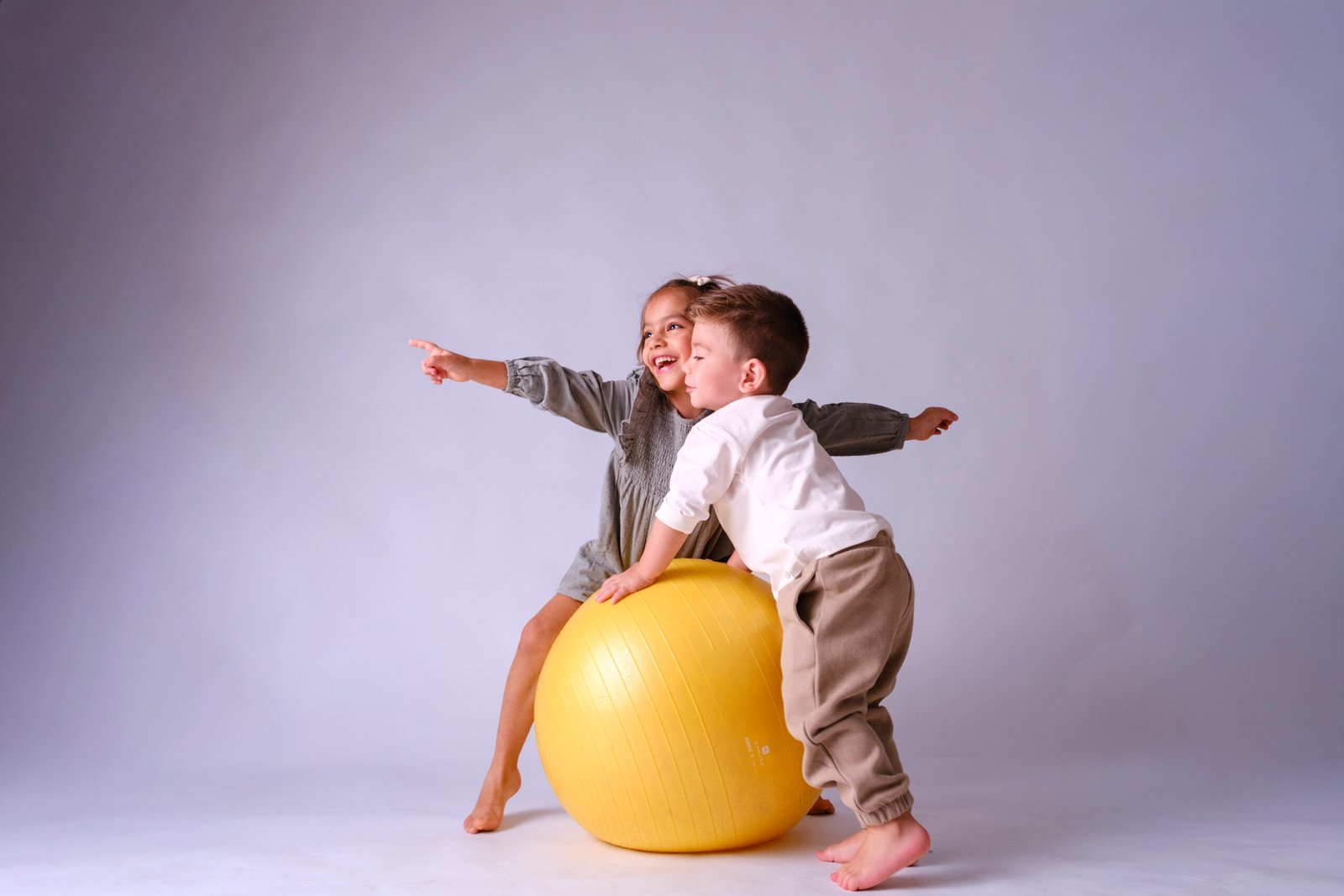 Ariana y Thiago durante su sesión de fotografía en estudio · imagen 2