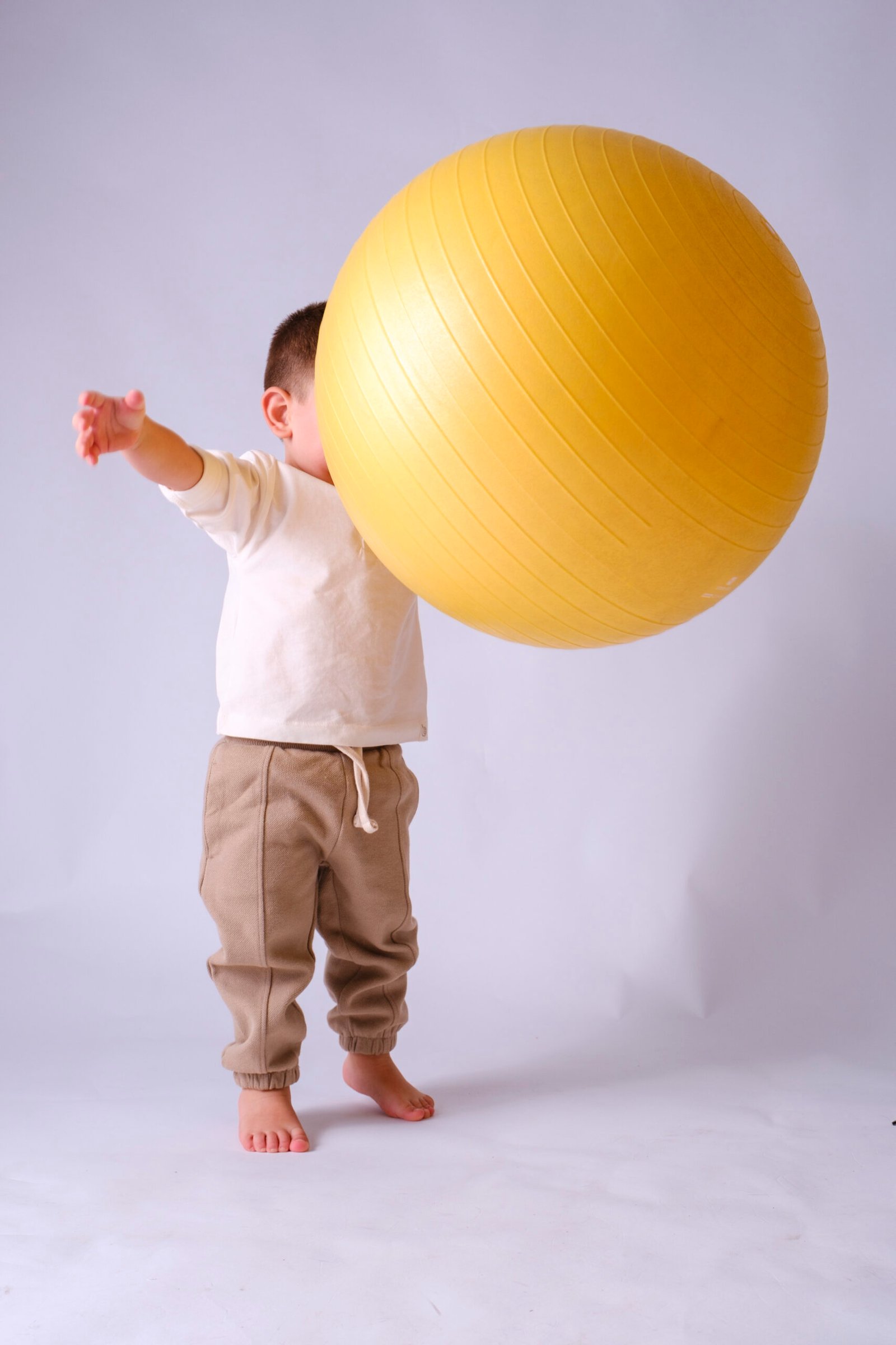 Ariana y Thiago durante su sesión de fotografía en estudio · imagen 3