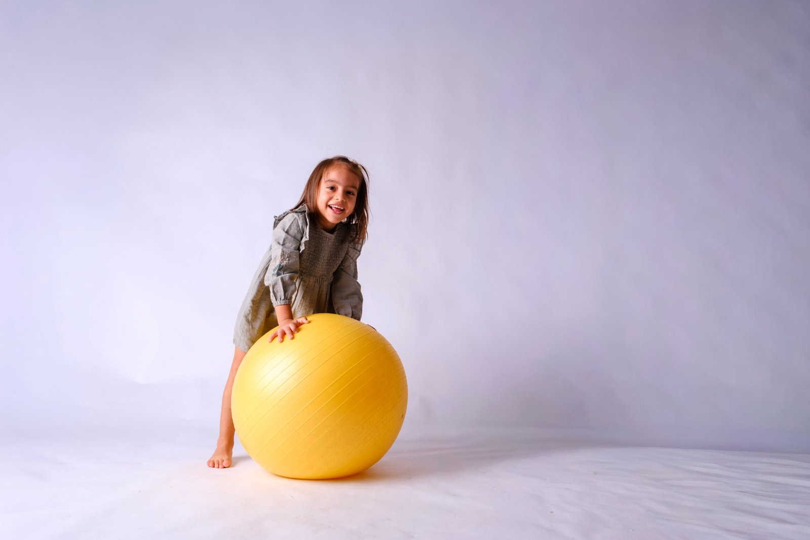 Ariana y Thiago durante su sesión de fotografía en estudio · imagen 5