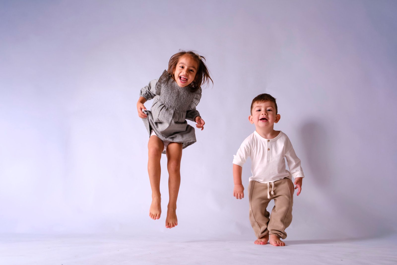 Ariana y Thiago durante su sesión de fotografía en estudio · imagen 6