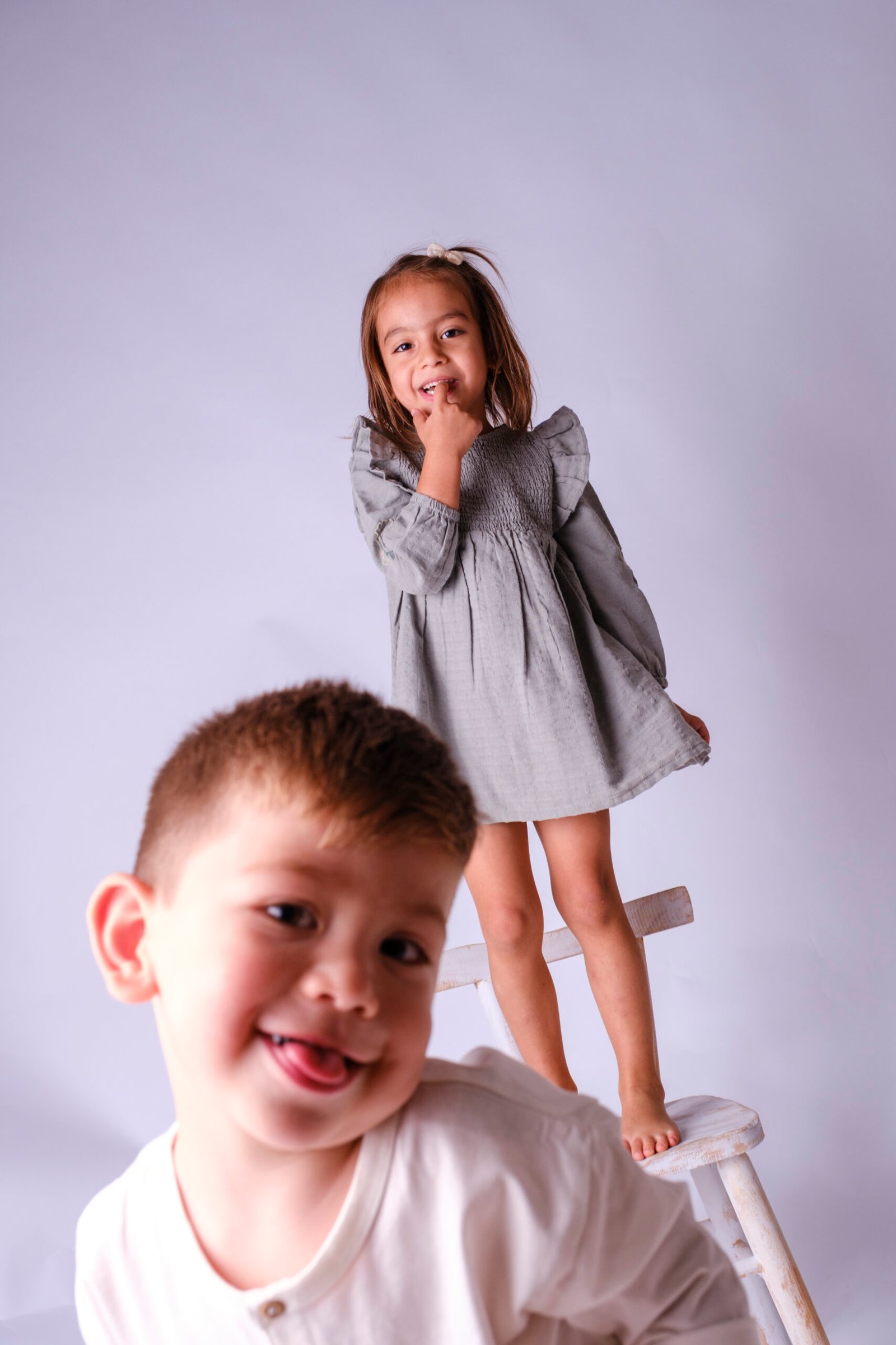 Ariana y Thiago jugando y riendo juntos · imagen 7