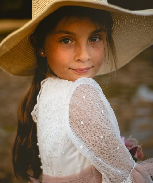 Fotografia de comunion en exteriores, niña con vestido de comunion en el campo