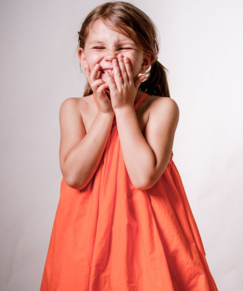 retrato infantil en estudio niña expresiva fondo claro fotografia infantil madrid